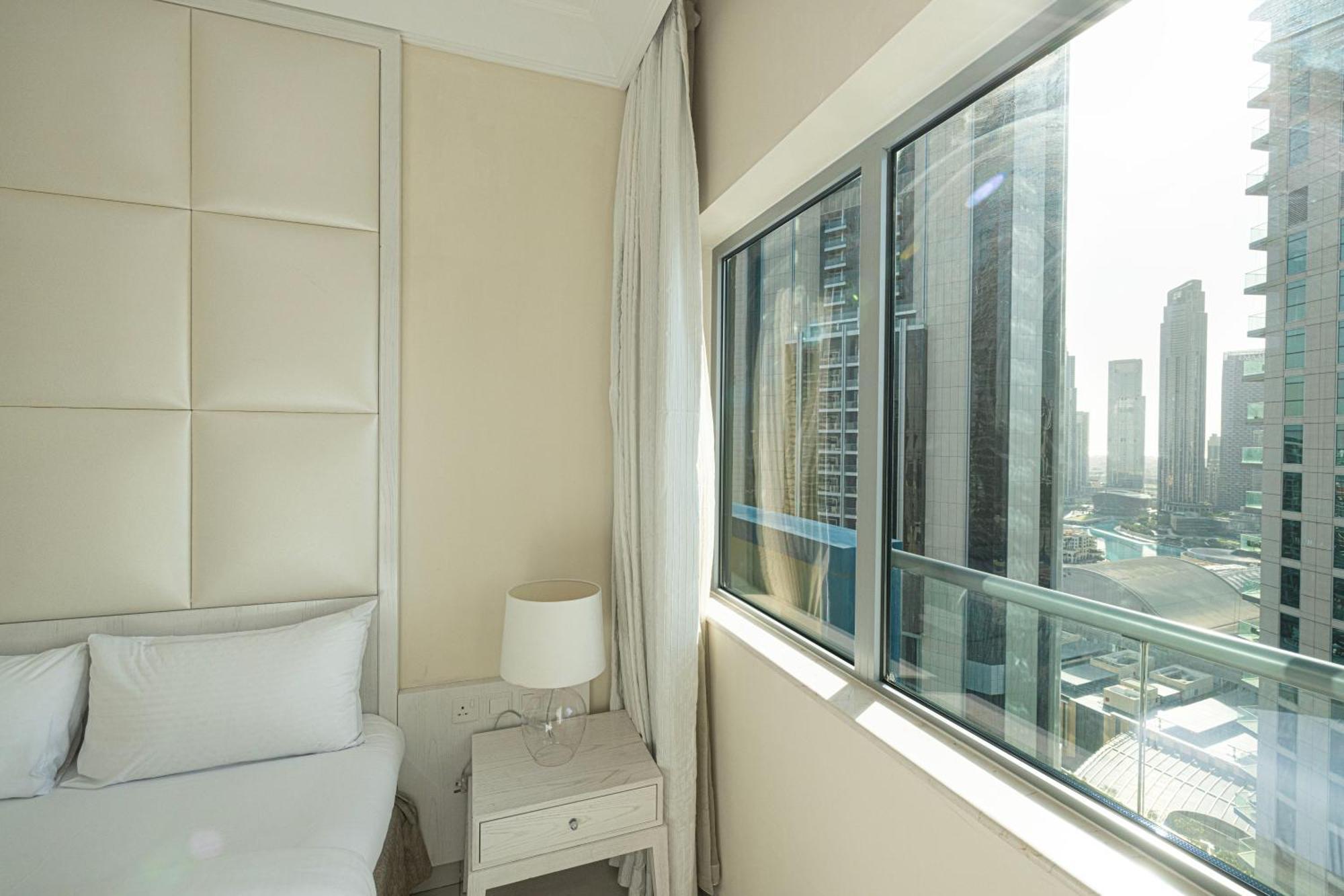 2 Minute Walk To Mall - 3 Bedroom Burj Khalifa View With Pool And Дубай