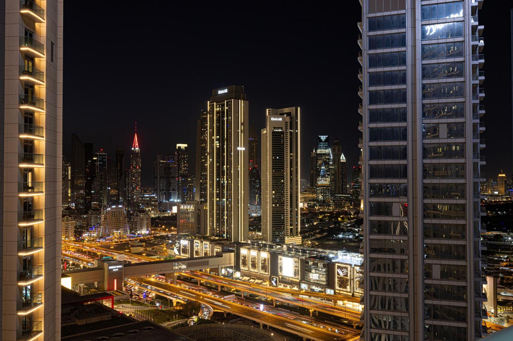 Appartamento 2 Minute Walk To Mall - 3 Bedroom Burj Khalifa View With Pool And Dubai