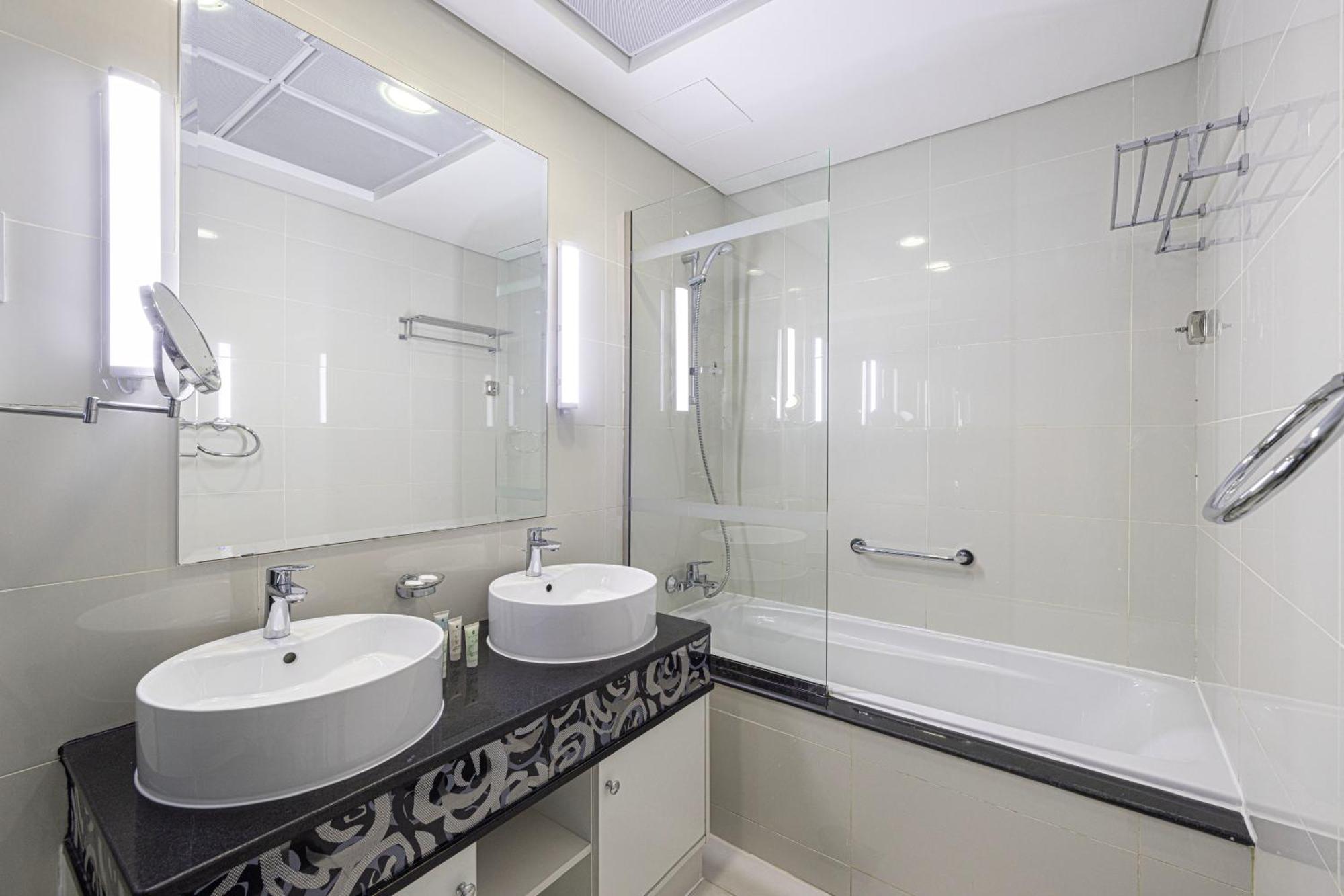 Апартаменты 2 Minute Walk To Mall - 3 Bedroom Burj Khalifa View With Pool And