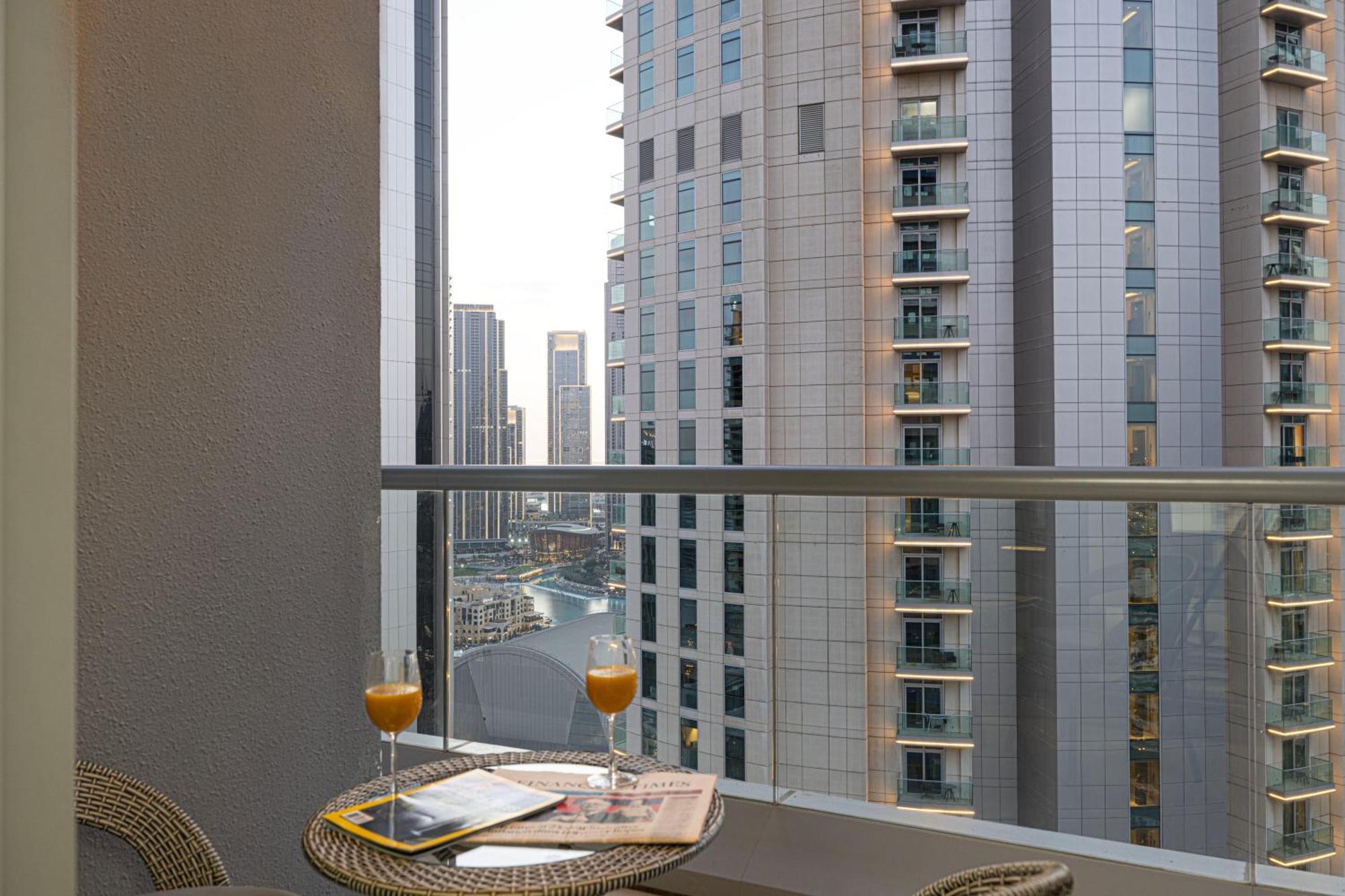 Апартаменты 2 Minute Walk To Mall - 3 Bedroom Burj Khalifa View With Pool And Дубай
