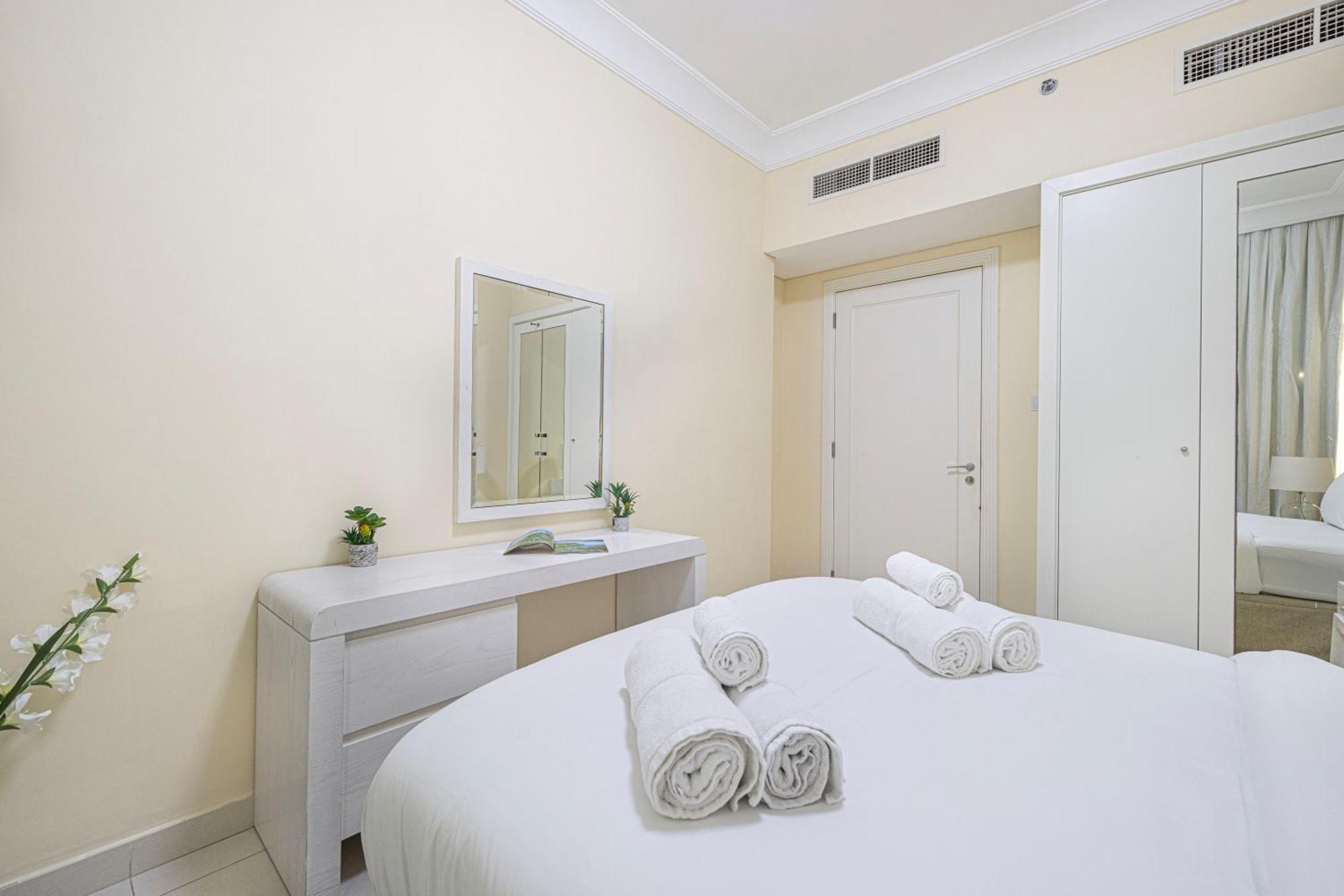 2 Minute Walk To Mall - 3 Bedroom Burj Khalifa View With Pool And Апартаменты