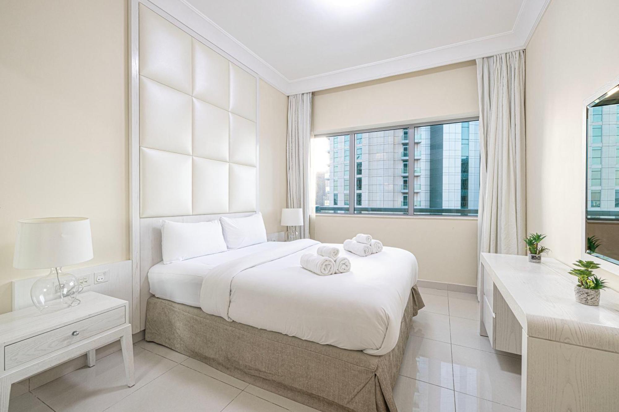2 Minute Walk To Mall - 3 Bedroom Burj Khalifa View With Pool And Дубай