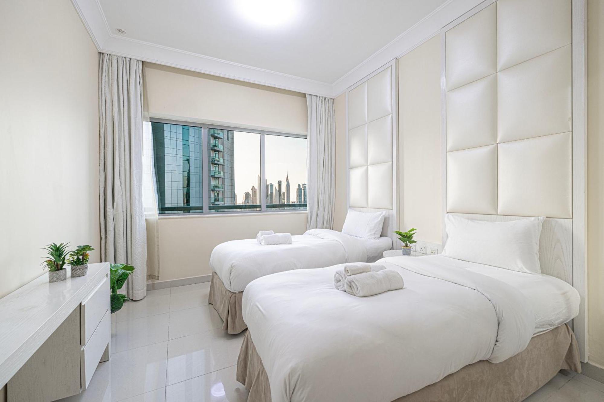 Appartamento 2 Minute Walk To Mall - 3 Bedroom Burj Khalifa View With Pool And