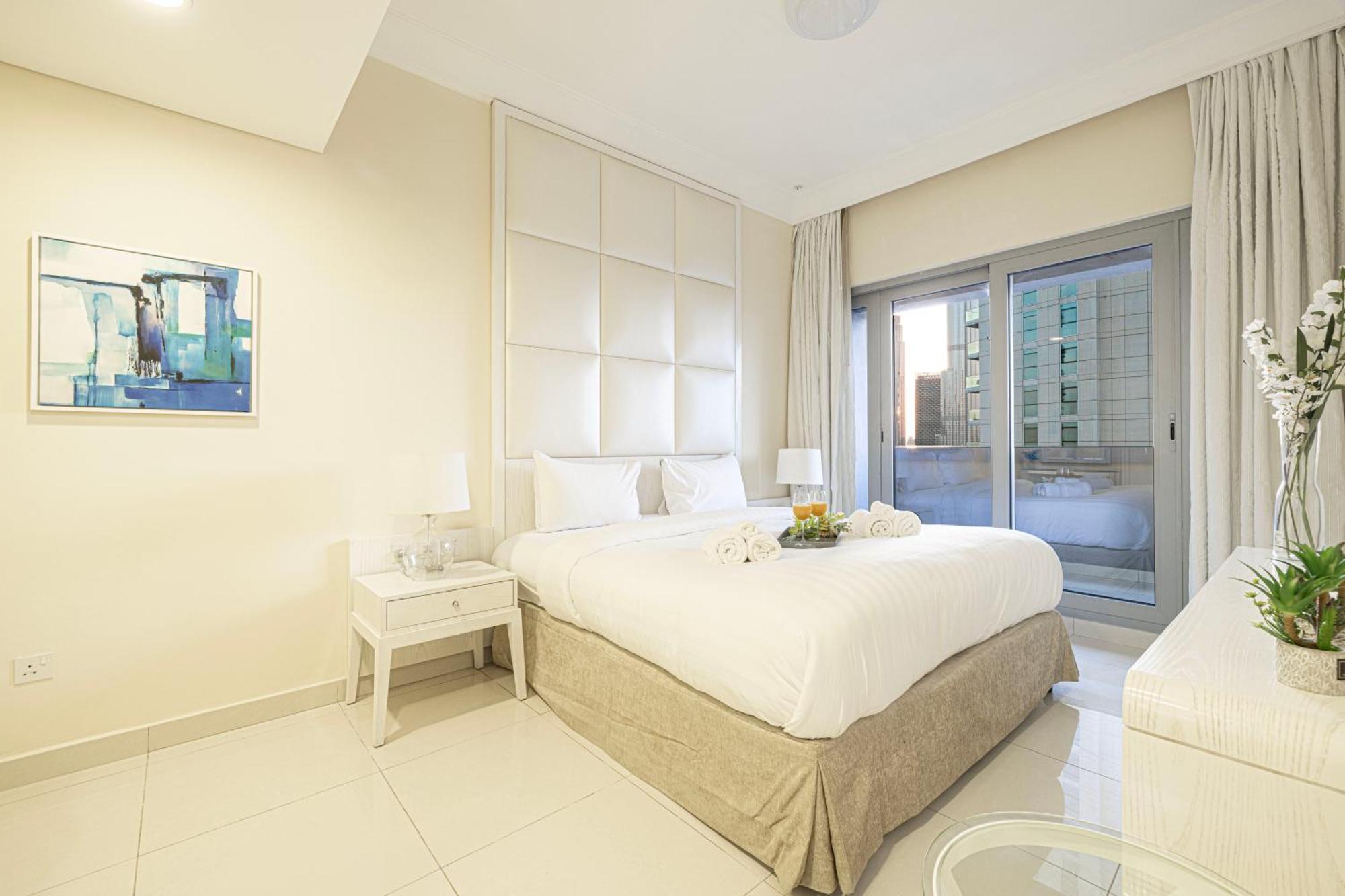 Appartamento 2 Minute Walk To Mall - 3 Bedroom Burj Khalifa View With Pool And Dubai