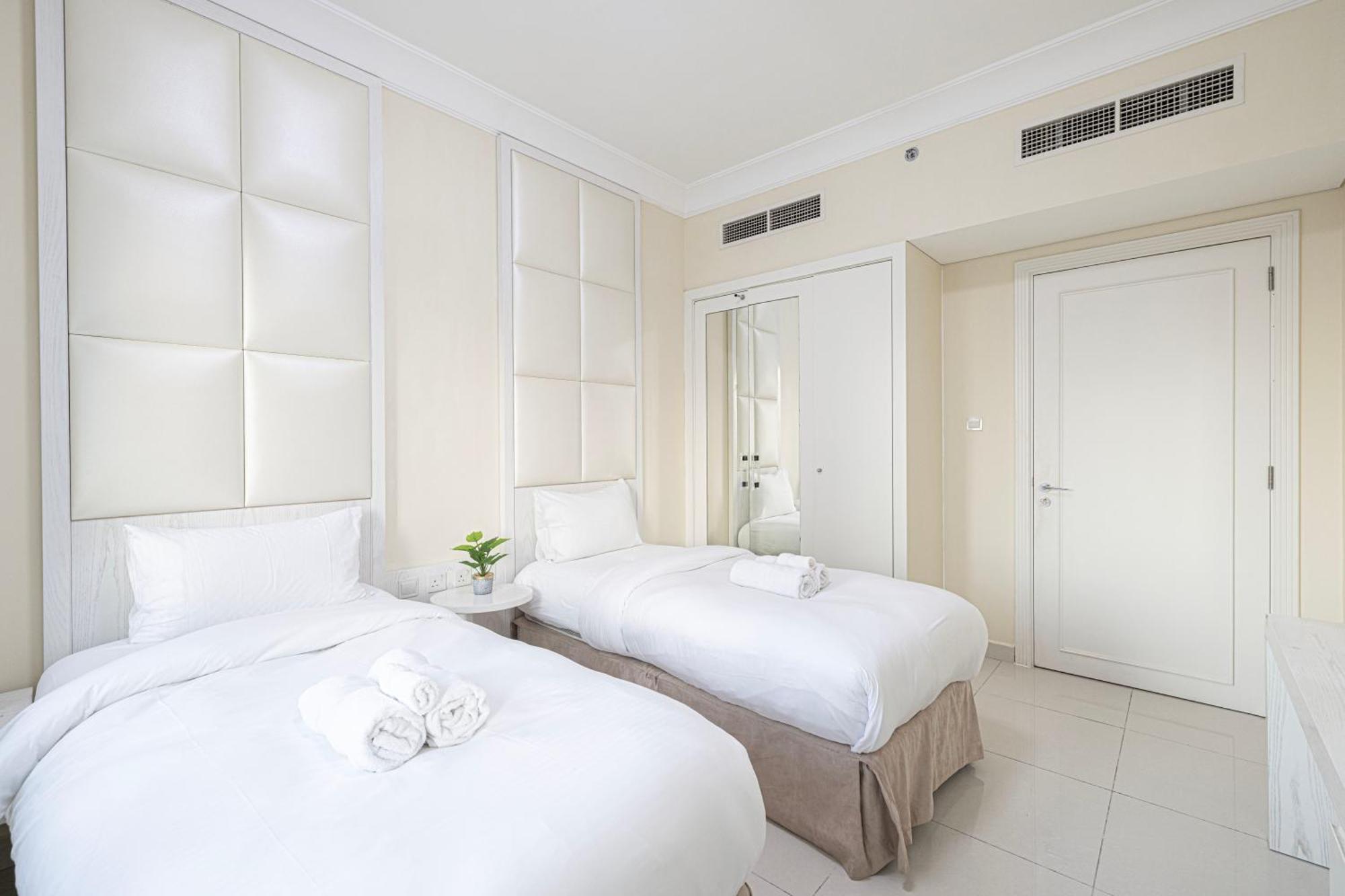 Апартаменты 2 Minute Walk To Mall - 3 Bedroom Burj Khalifa View With Pool And *