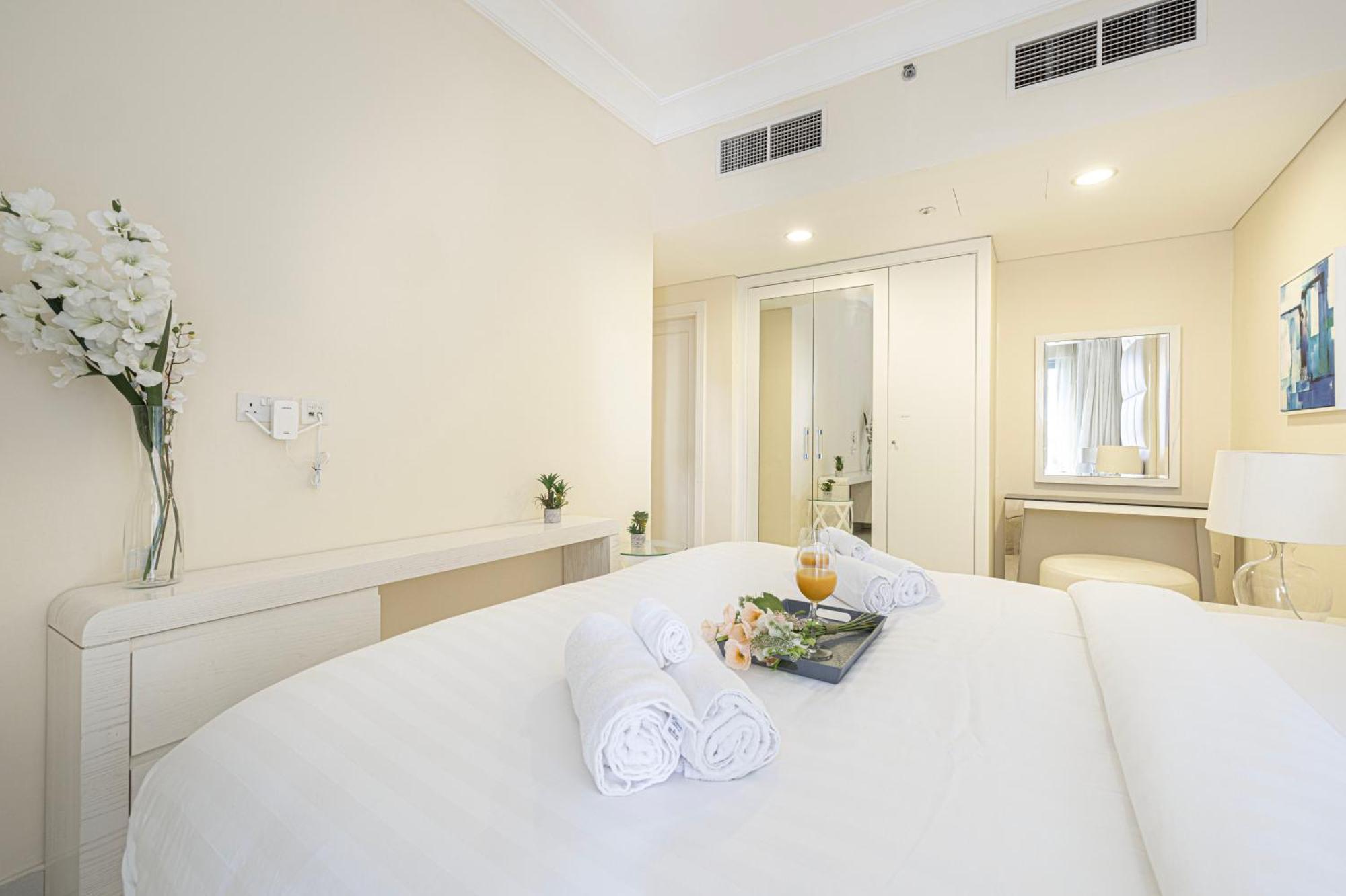 Appartamento 2 Minute Walk To Mall - 3 Bedroom Burj Khalifa View With Pool And *