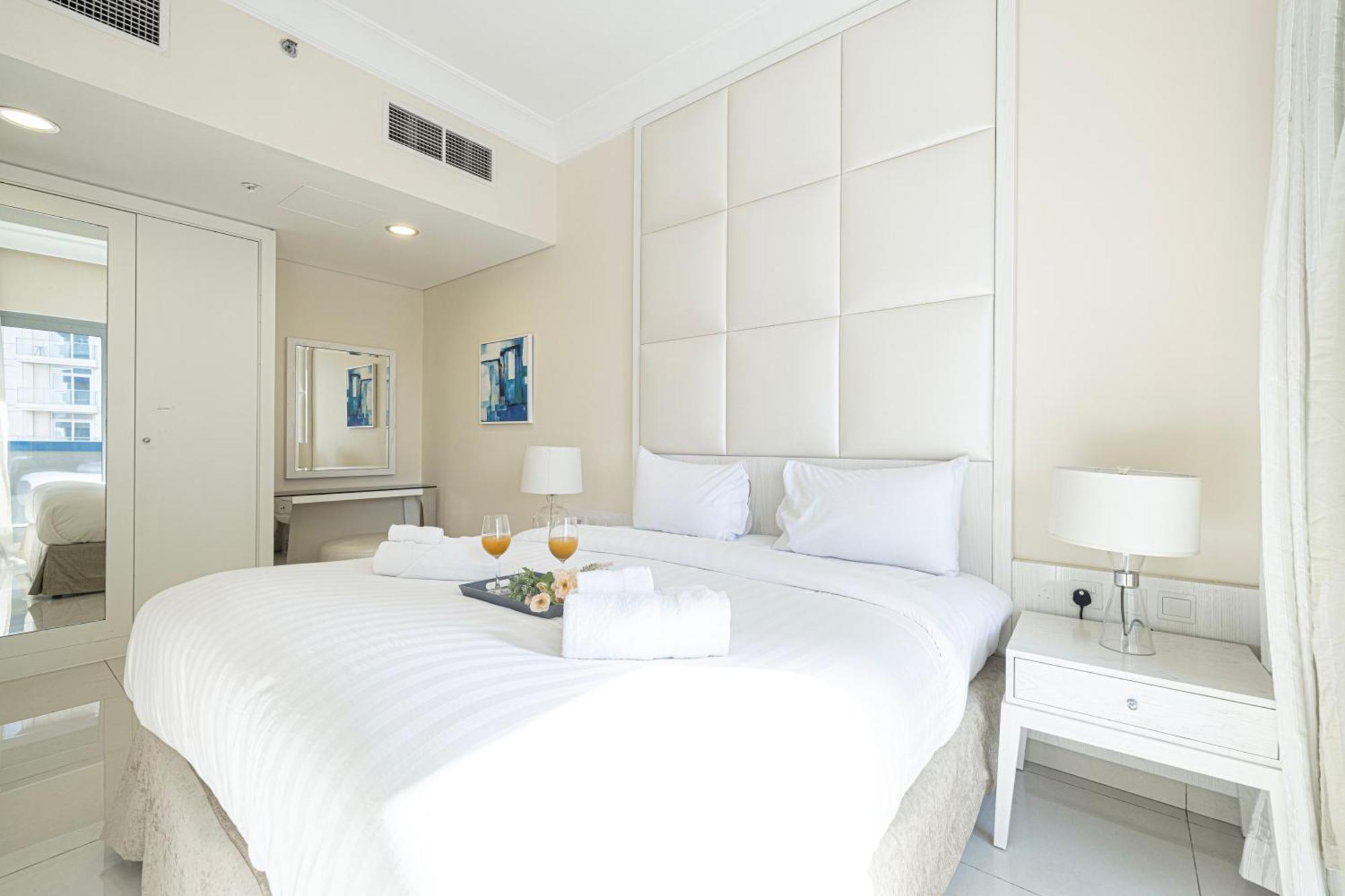 Appartamento 2 Minute Walk To Mall - 3 Bedroom Burj Khalifa View With Pool And