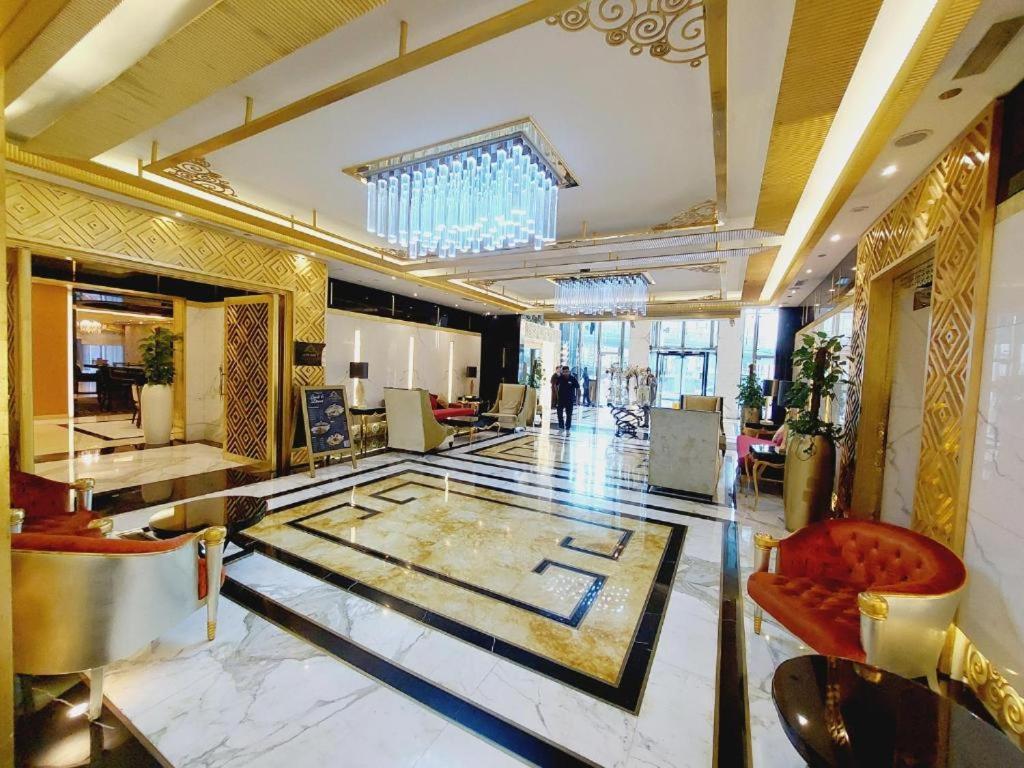 Appartamento 2 Minute Walk To Mall - 3 Bedroom Burj Khalifa View With Pool And Dubai